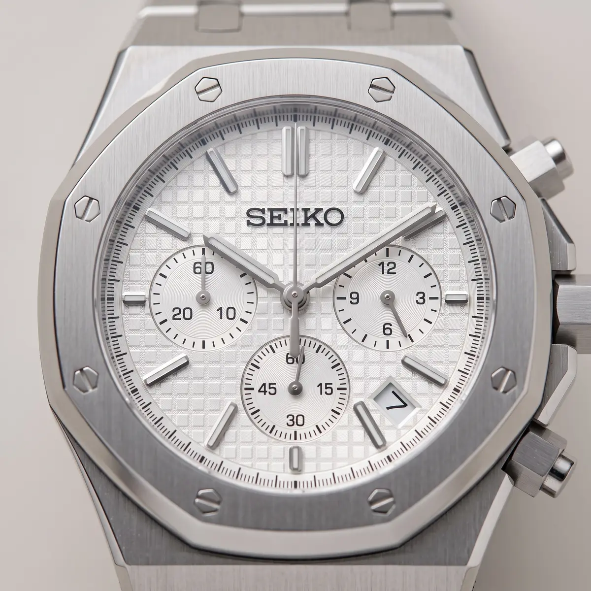 Seiko Mod Uhr OAK MOD CHRONOGRAPH – WEISS – Zifferblatt Nahaufnahme – MedoMods