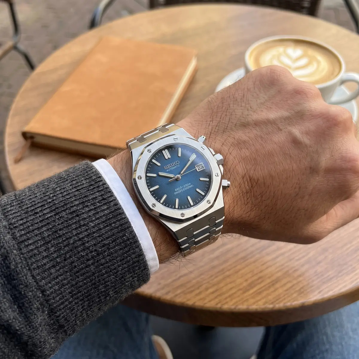 Seiko Mod Uhr EICHENHOLZ – DUNKELBLAU – am Handgelenk – Wristshot – MedoMods