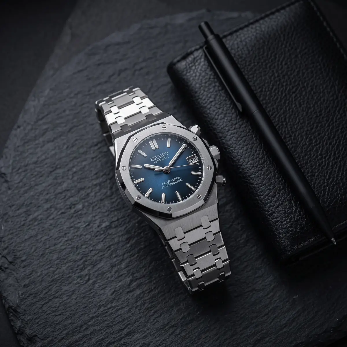Seiko Mod Uhr EICHENHOLZ – DUNKELBLAU – Flatlay auf Schiefer – MedoMods