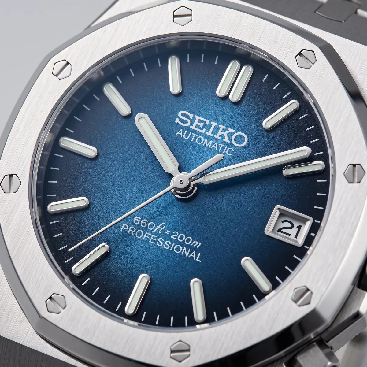 Seiko Mod Uhr EICHENHOLZ – DUNKELBLAU – Zifferblatt Nahaufnahme – MedoMods