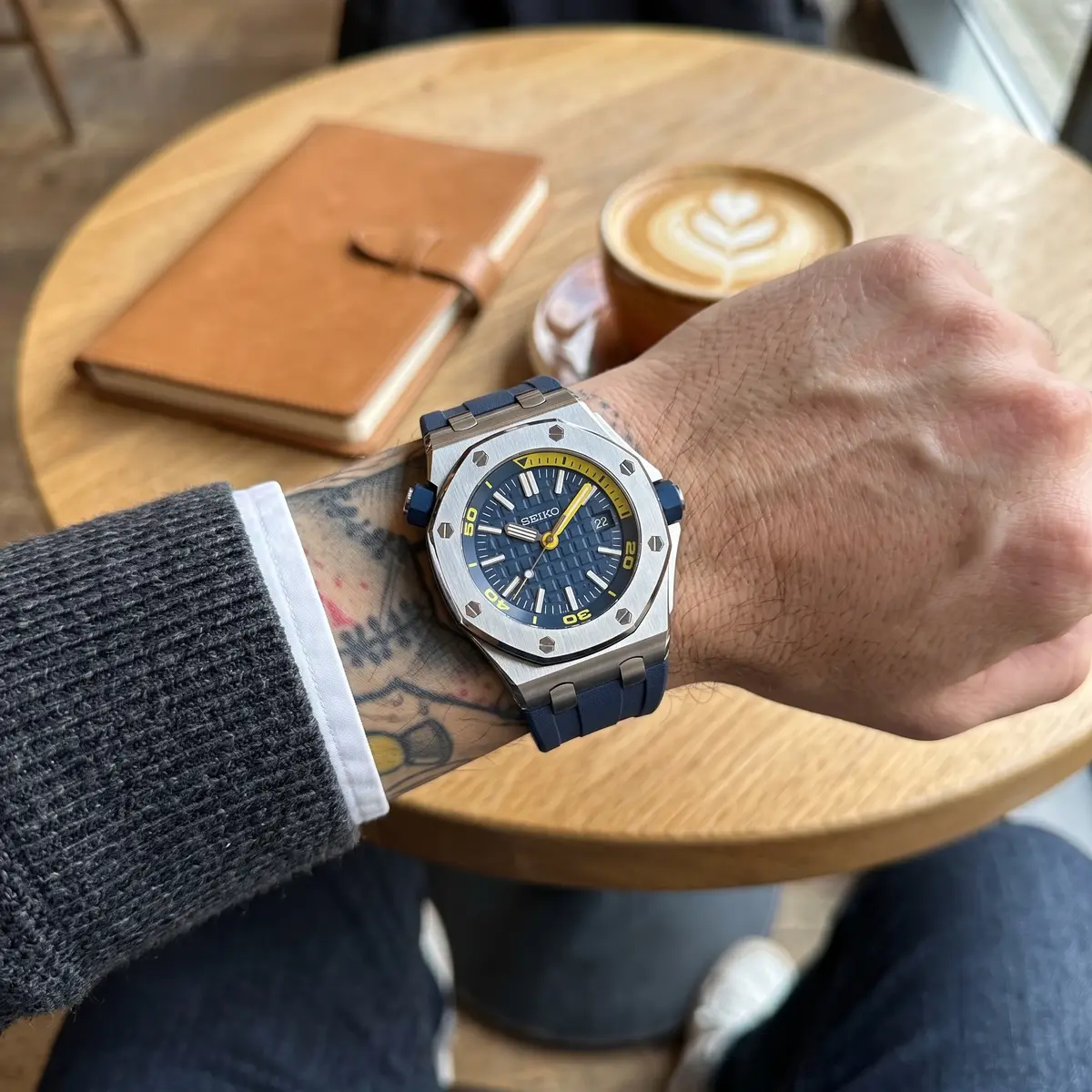 Seiko Mod Uhr OAK MOD | Taucheruhr – Blaues Zifferblatt – Blaues Kautschukarmband – am Handgelenk – Wristshot – MedoMods