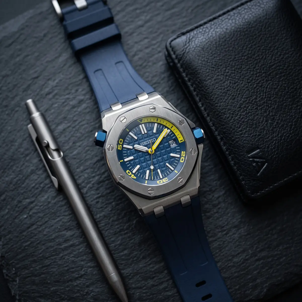 Seiko Mod Uhr OAK MOD | Taucheruhr – Blaues Zifferblatt – Blaues Kautschukarmband – Flatlay auf Schiefer – MedoMods