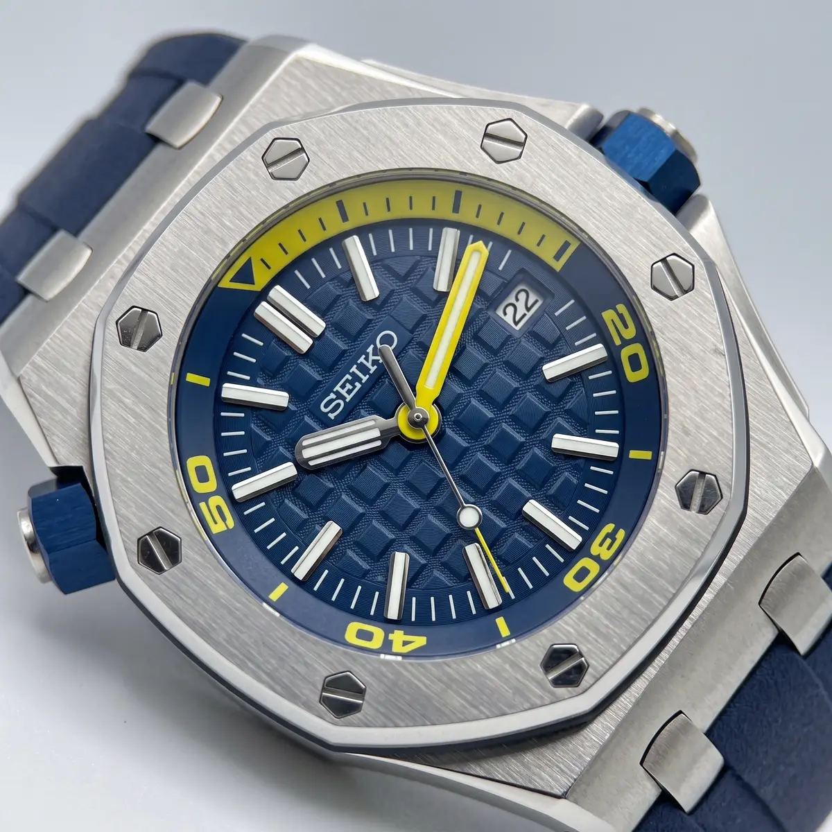 Seiko Mod Uhr OAK MOD | Taucheruhr – Blaues Zifferblatt – Blaues Kautschukarmband – Zifferblatt Nahaufnahme – MedoMods
