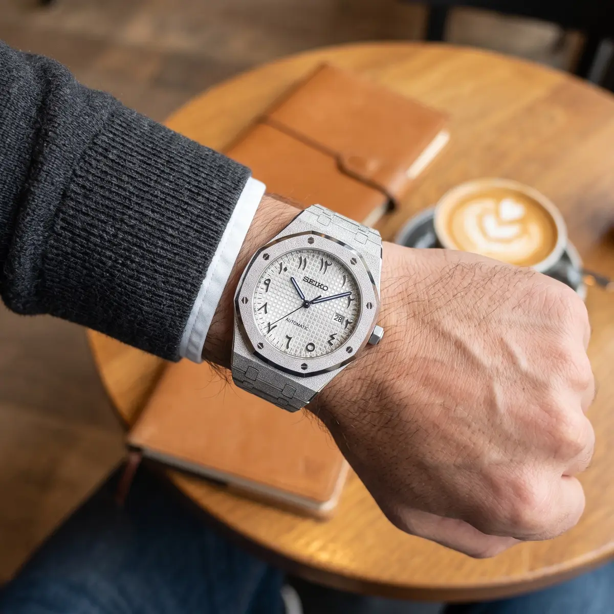 Seiko Mod Uhr OAK MOD – MATTWEISS ARABISCH – am Handgelenk – Wristshot – MedoMods