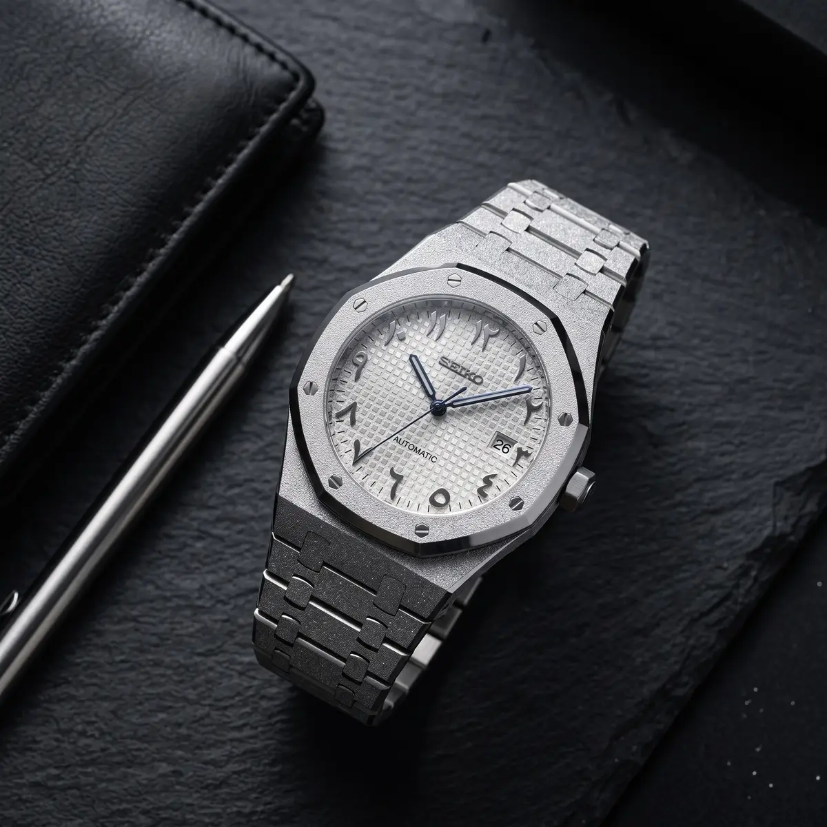 Seiko Mod Uhr OAK MOD – MATTWEISS ARABISCH – Flatlay auf Schiefer – MedoMods