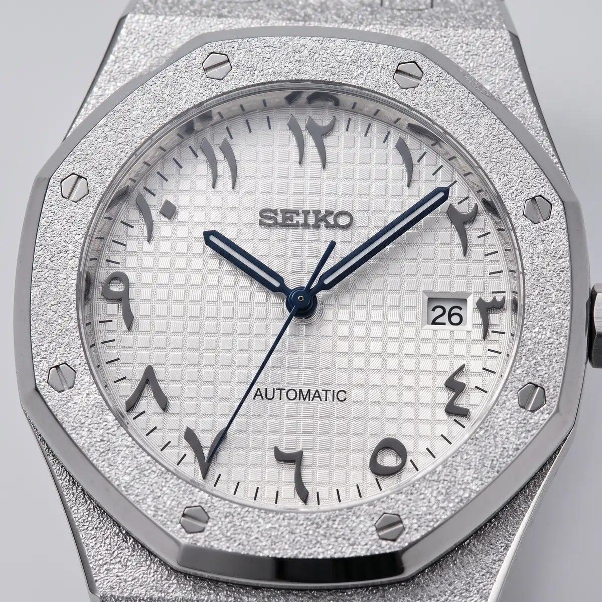 Seiko Mod Uhr OAK MOD – MATTWEISS ARABISCH – Zifferblatt Nahaufnahme – MedoMods