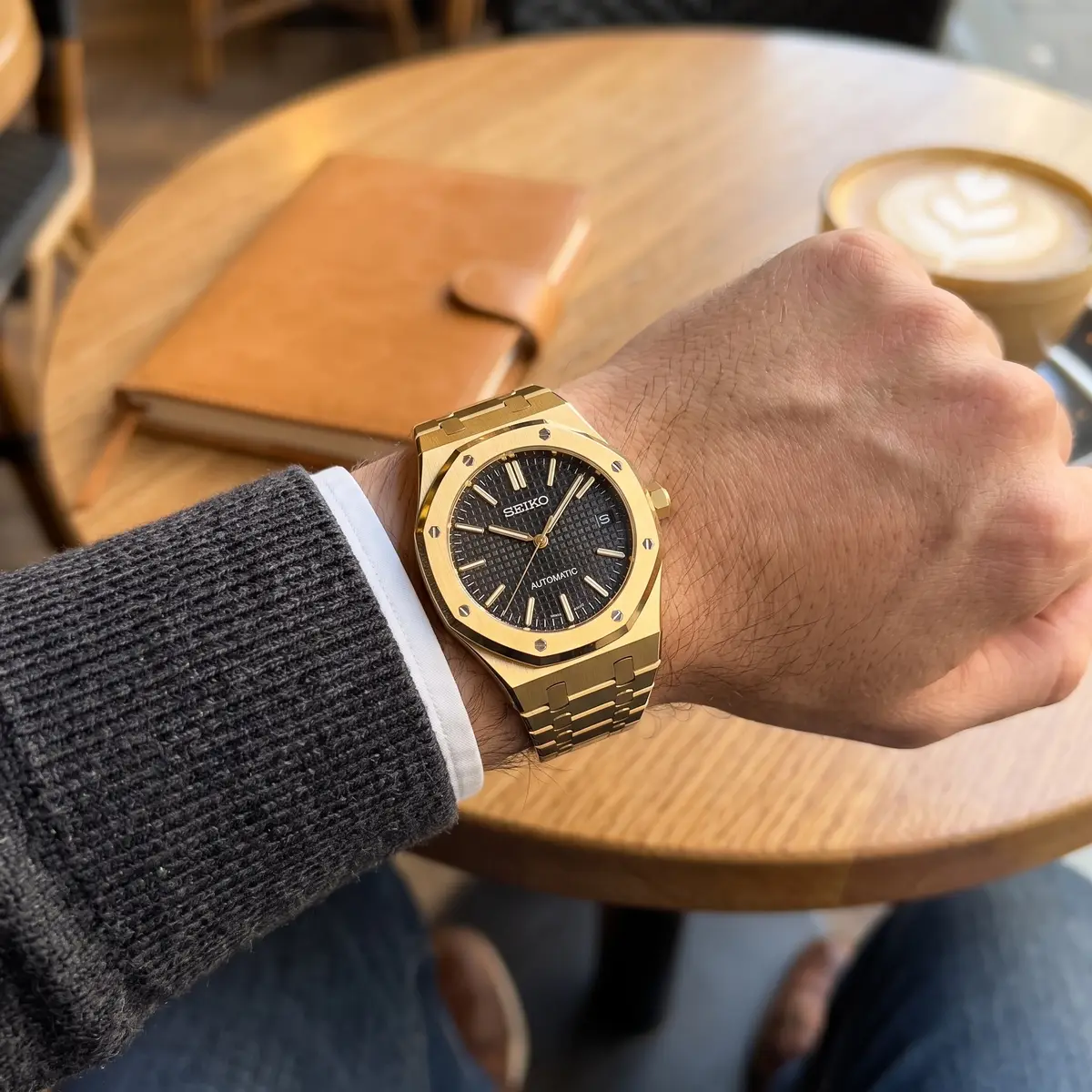 Seiko Mod Uhr OAK MOD – GOLD & SCHWARZ – am Handgelenk – Wristshot – MedoMods