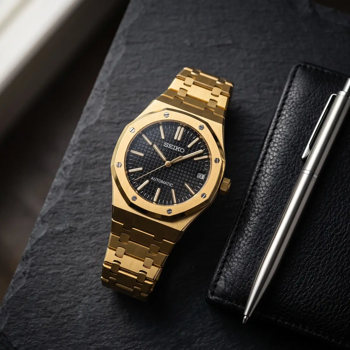 Seiko Mod Uhr OAK MOD – GOLD & SCHWARZ – Flatlay auf Schiefer – MedoMods