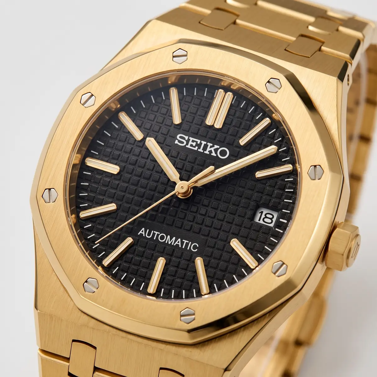Seiko Mod Uhr OAK MOD – GOLD & SCHWARZ – Zifferblatt Nahaufnahme – MedoMods