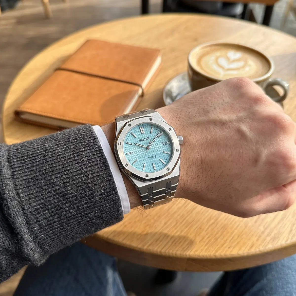 Seiko Mod Uhr OAK MOD | Eisblau – Integriertes Armband – am Handgelenk – Wristshot – MedoMods