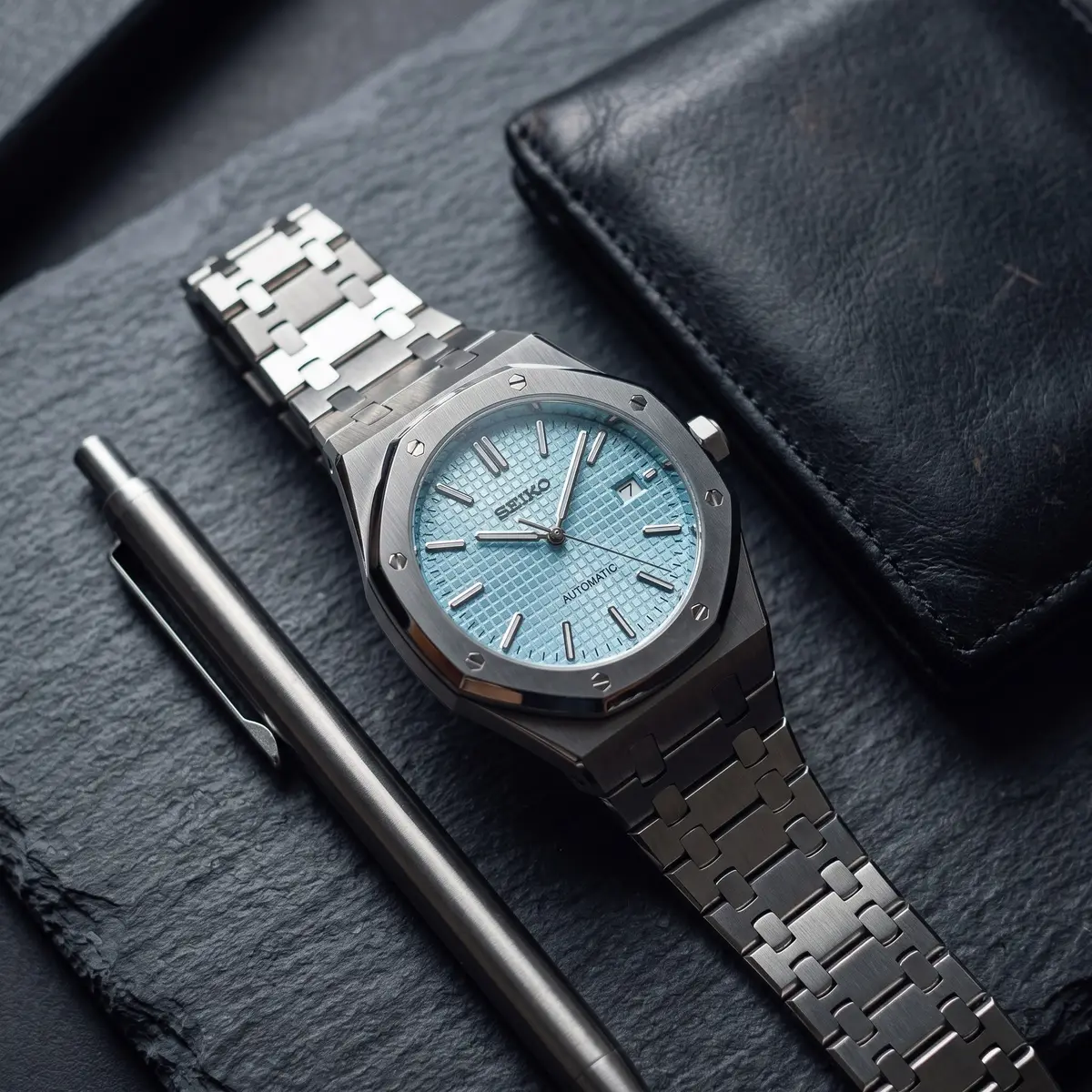 Seiko Mod Uhr OAK MOD | Eisblau – Integriertes Armband – Flatlay auf Schiefer – MedoMods