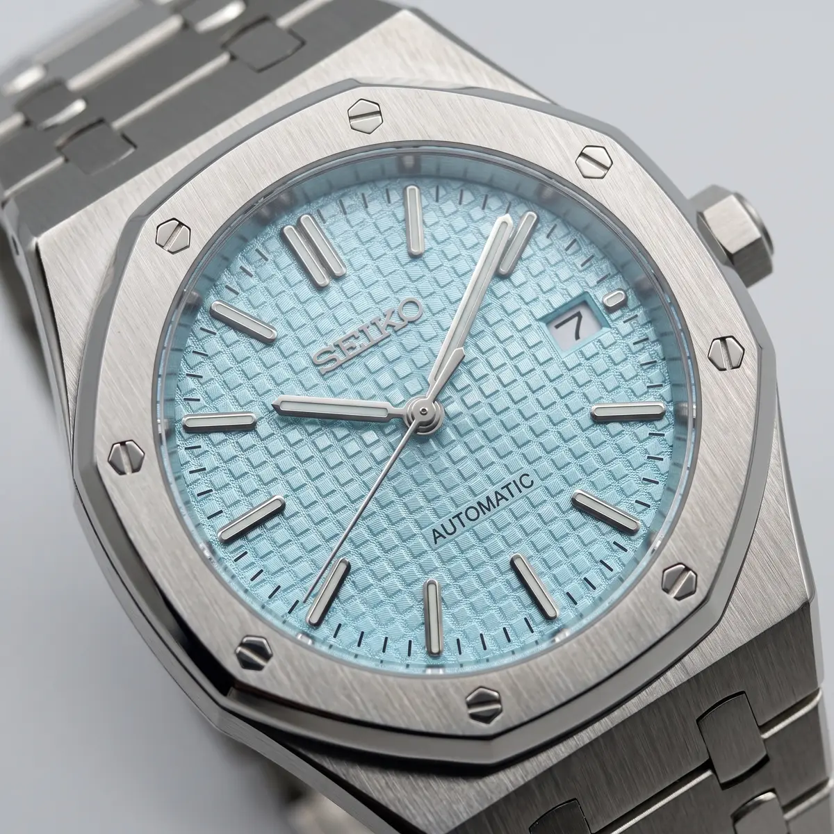 Seiko Mod Uhr OAK MOD | Eisblau – Integriertes Armband – Zifferblatt Nahaufnahme – MedoMods