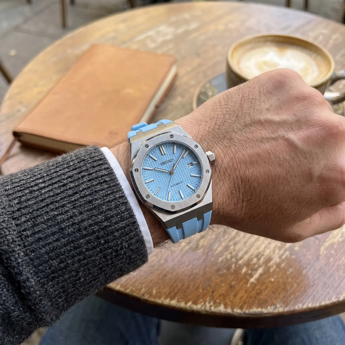 Seiko Mod Uhr OAK MOD | Eisblaues Zifferblatt mit Struktur – Blaues Kautschukarmband – am Handgelenk – Wristshot – MedoMods