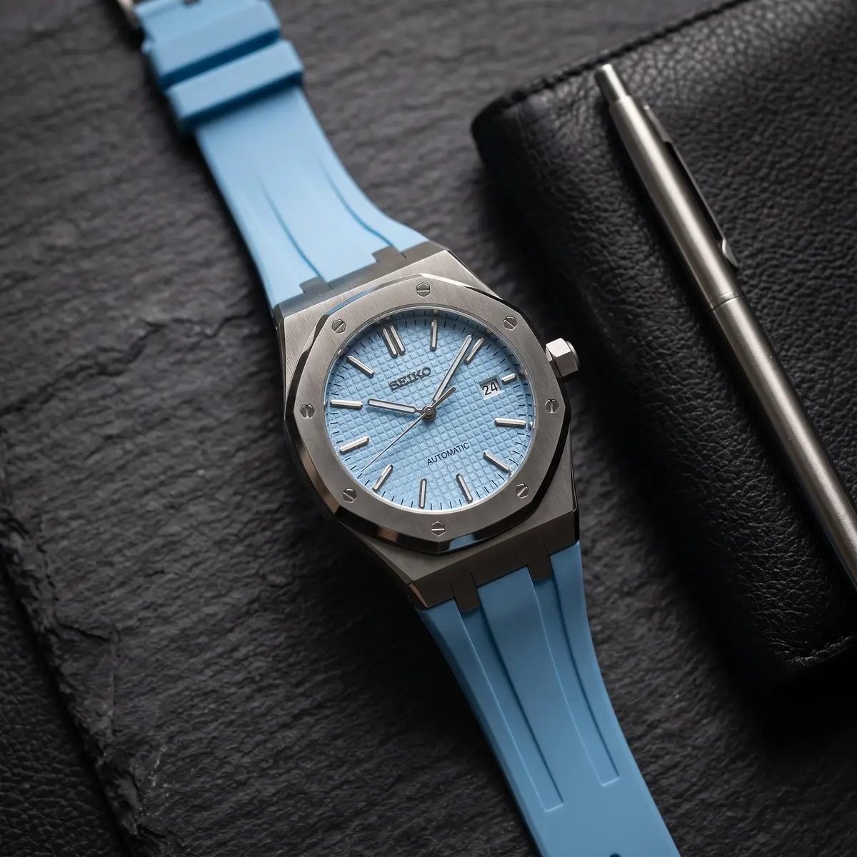 Seiko Mod Uhr OAK MOD | Eisblaues Zifferblatt mit Struktur – Blaues Kautschukarmband – Flatlay auf Schiefer – MedoMods