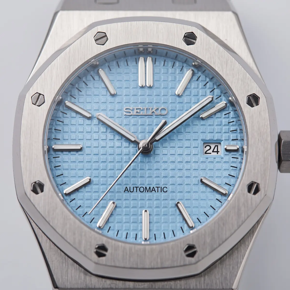 Seiko Mod Uhr OAK MOD | Eisblaues Zifferblatt mit Struktur – Blaues Kautschukarmband – Zifferblatt Nahaufnahme – MedoMods