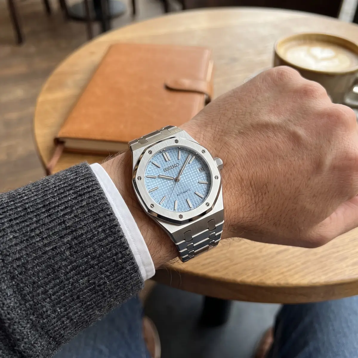 Seiko Mod Uhr OAK MOD – HELLBLAU – am Handgelenk – Wristshot – MedoMods