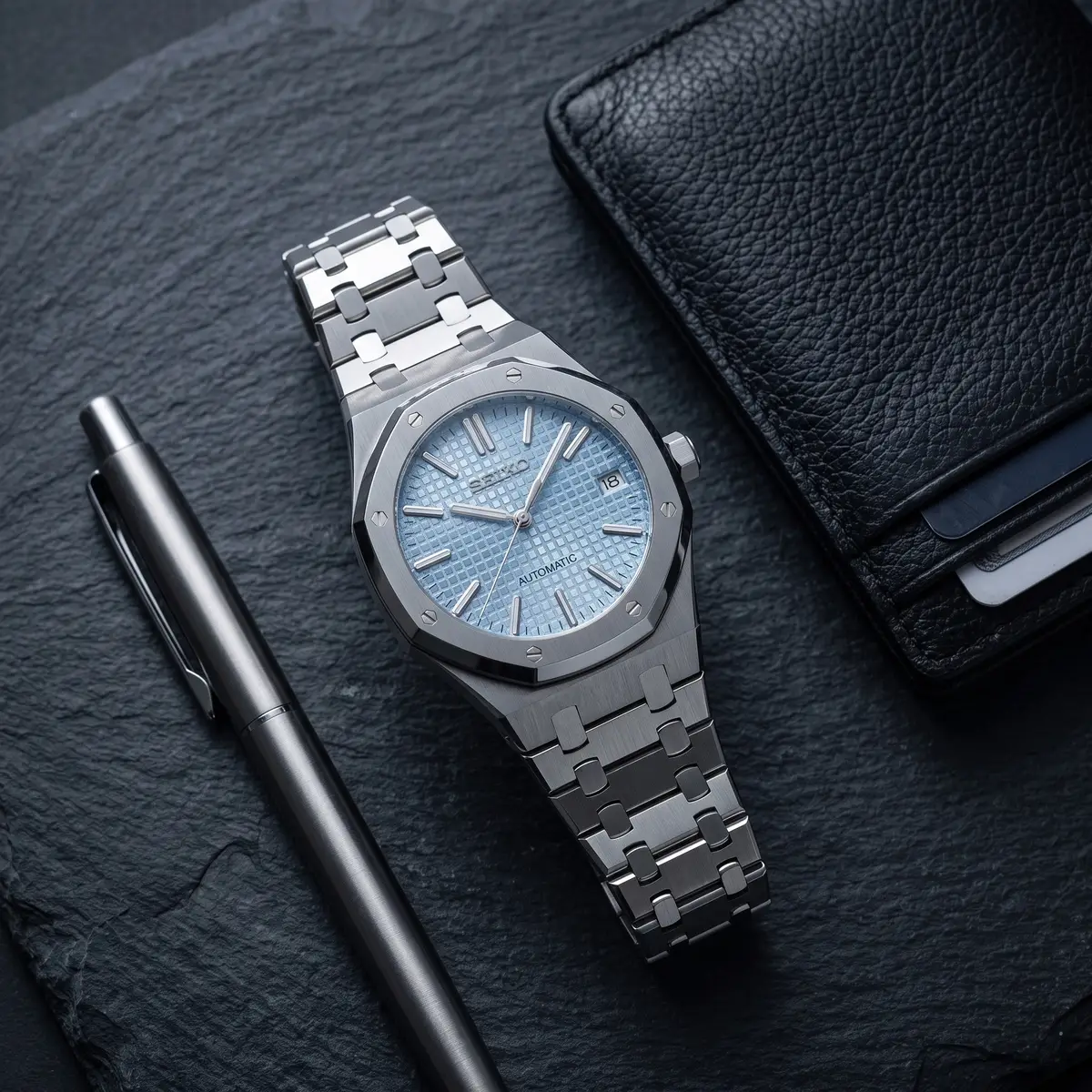 Seiko Mod Uhr OAK MOD – HELLBLAU – Flatlay auf Schiefer – MedoMods