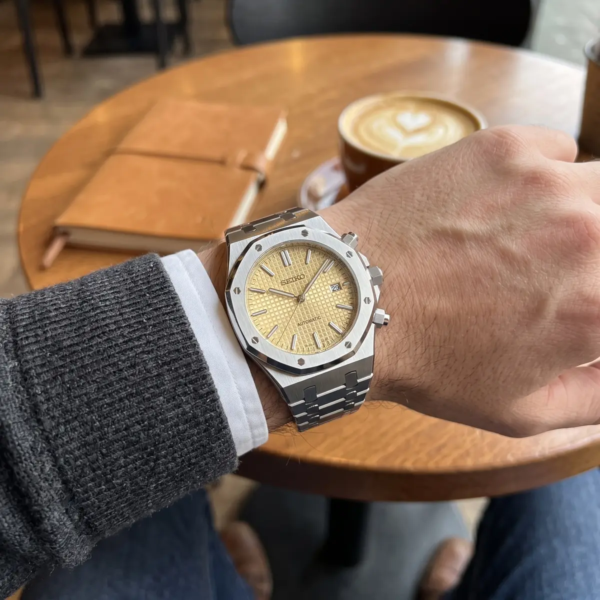 Seiko Mod Uhr OAK MOD – HELLGOLD – am Handgelenk – Wristshot – MedoMods
