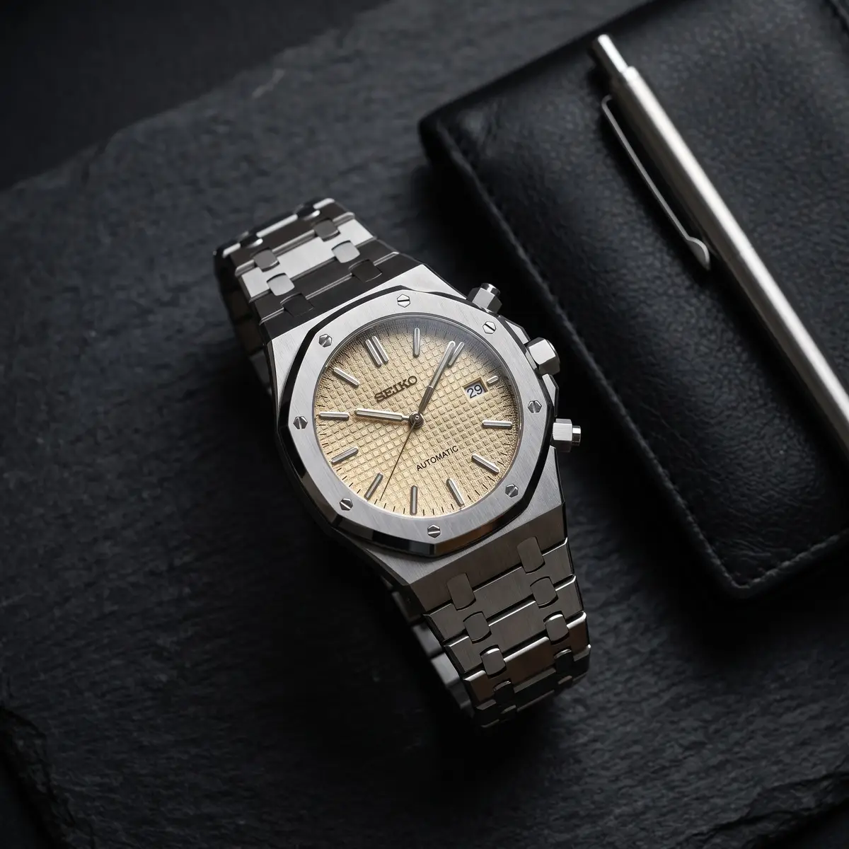 Seiko Mod Uhr OAK MOD – HELLGOLD – Flatlay auf Schiefer – MedoMods