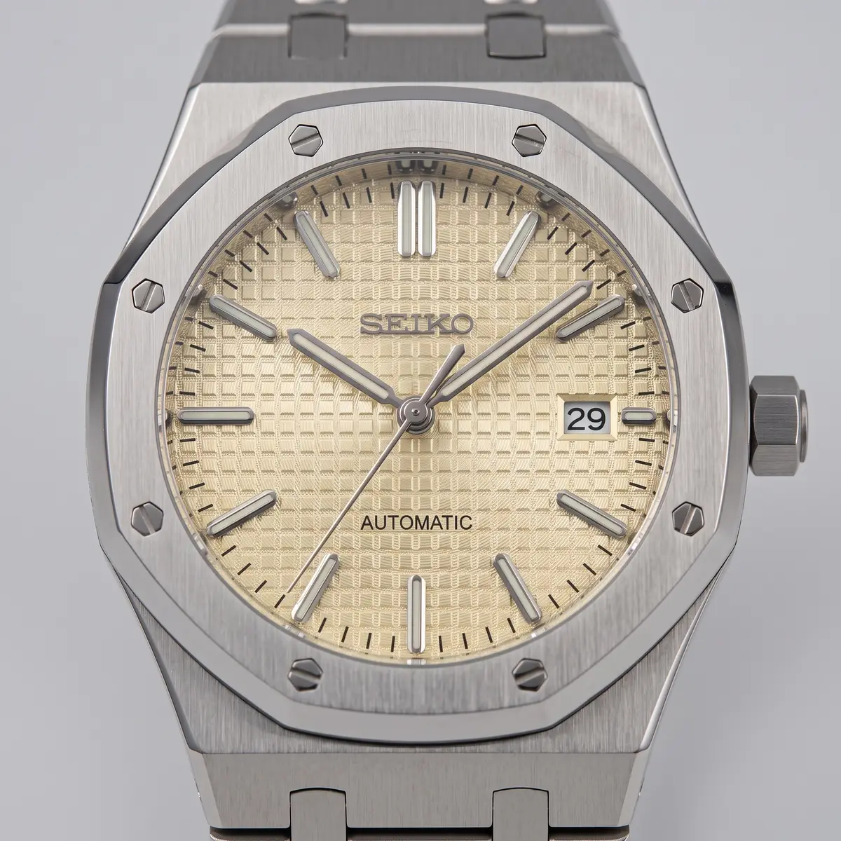 Seiko Mod Uhr OAK MOD – HELLGOLD – Zifferblatt Nahaufnahme – MedoMods