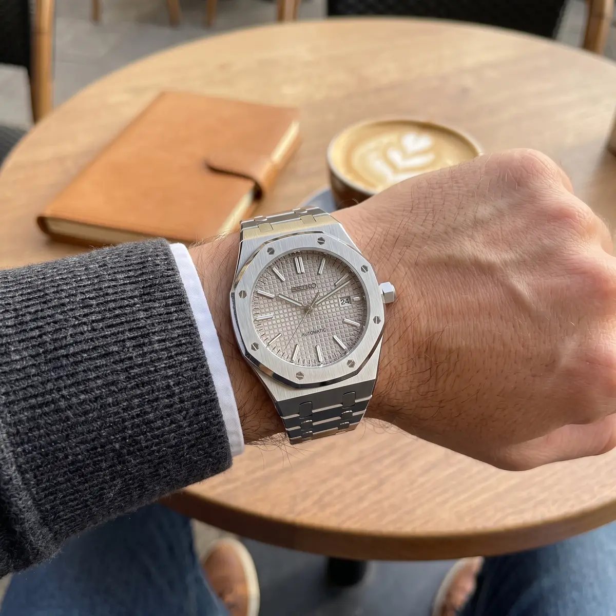 Seiko Mod Uhr OAK MOD | Hellgrau – Integriertes Armband – am Handgelenk – Wristshot – MedoMods
