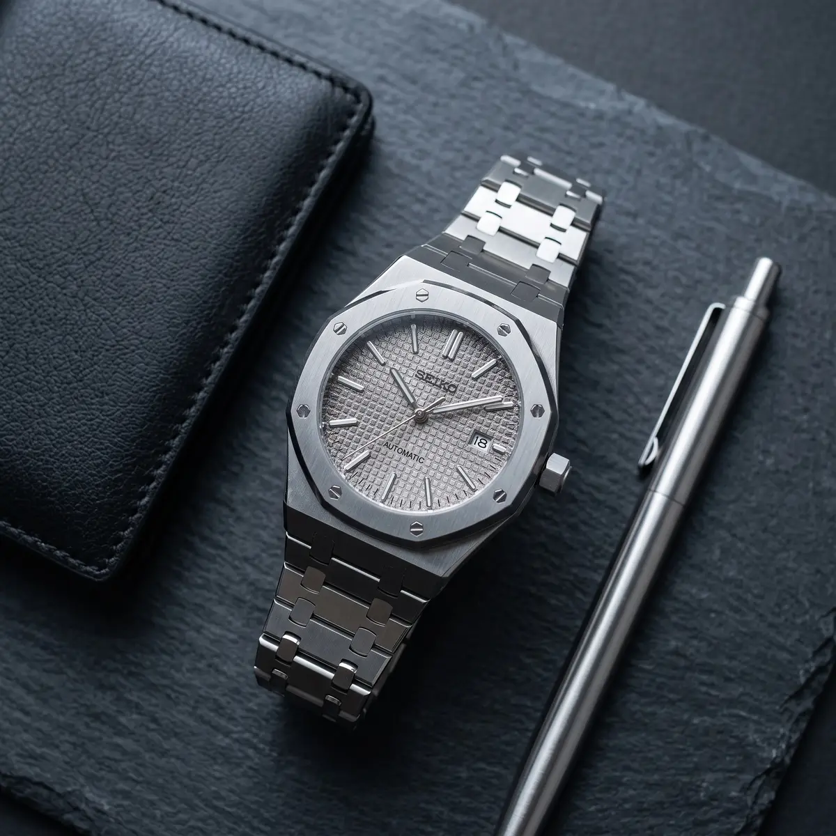 Seiko Mod Uhr OAK MOD | Hellgrau – Integriertes Armband – Flatlay auf Schiefer – MedoMods