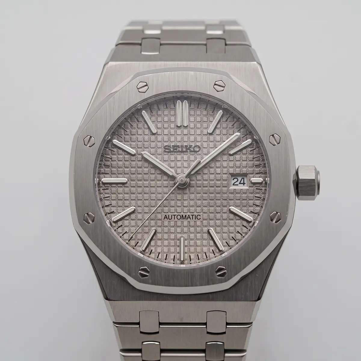 Seiko Mod Uhr OAK MOD | Hellgrau – Integriertes Armband – Zifferblatt Nahaufnahme – MedoMods