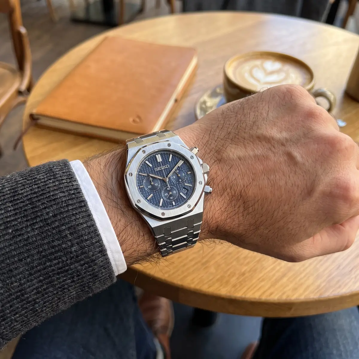 Seiko Mod Uhr OAK MOD | Chronograph in Marineblau – Integriertes Armband – am Handgelenk – Wristshot – MedoMods