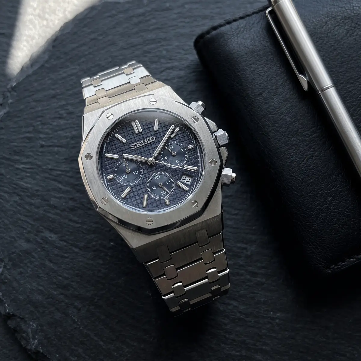 Seiko Mod Uhr OAK MOD | Chronograph in Marineblau – Integriertes Armband – Flatlay auf Schiefer – MedoMods