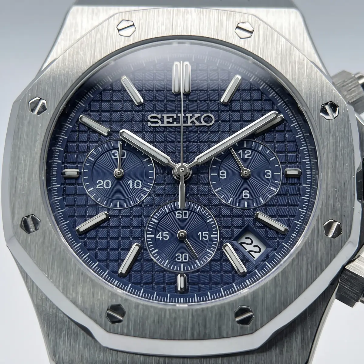 Seiko Mod Uhr OAK MOD | Chronograph in Marineblau – Integriertes Armband – Zifferblatt Nahaufnahme – MedoMods