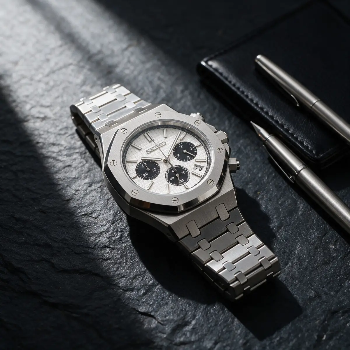 Seiko Mod Uhr OAK MOD | Panda-Chronograph – Flatlay auf Schiefer – MedoMods