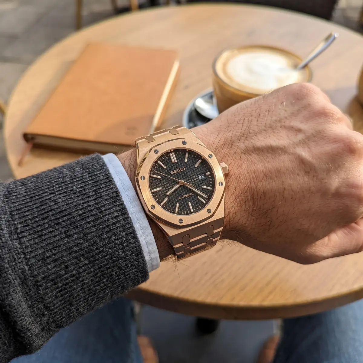 Seiko Mod Uhr OAK MOD | Roségold / Schwarz – Integriertes Armband – am Handgelenk – Wristshot – MedoMods