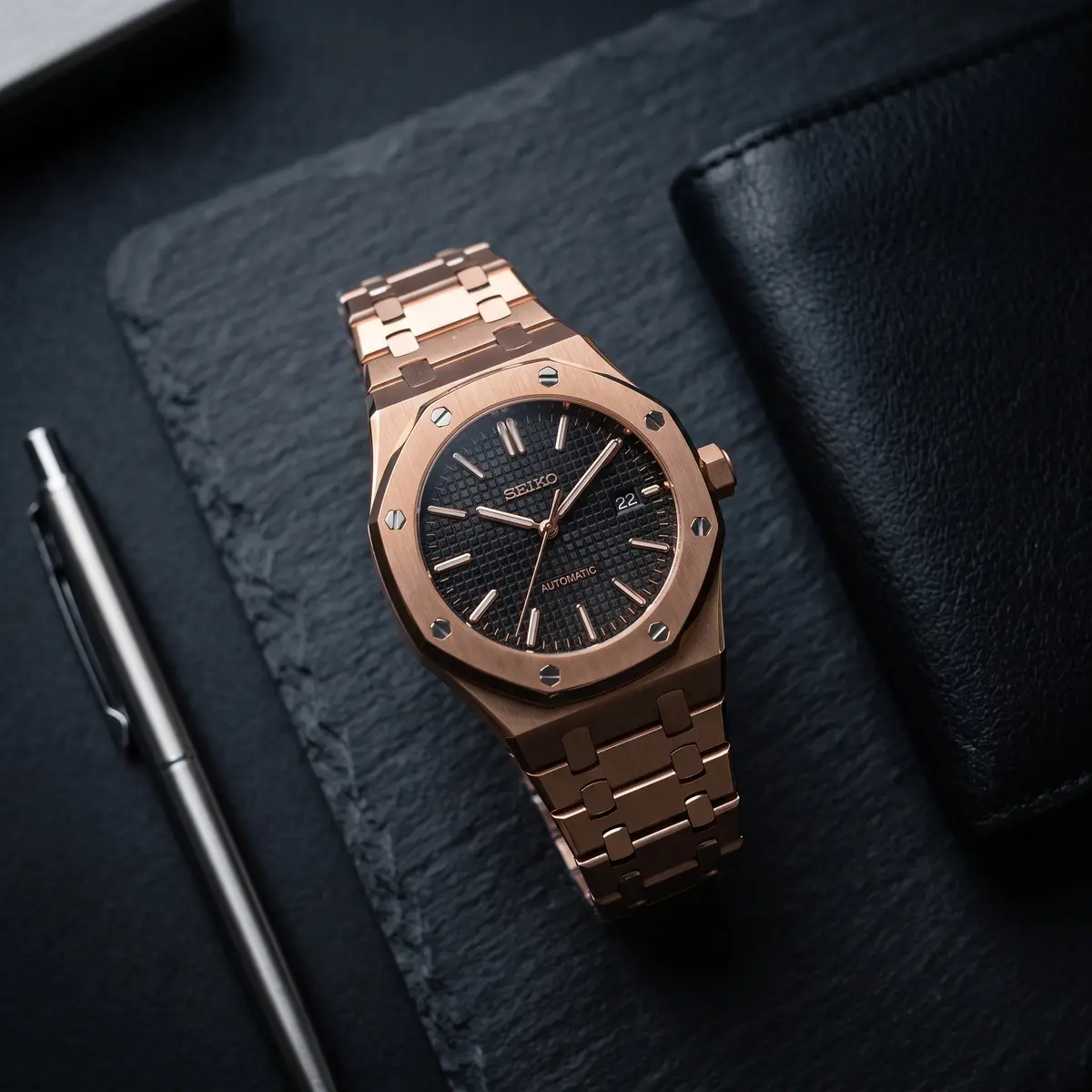 Seiko Mod Uhr OAK MOD | Roségold / Schwarz – Integriertes Armband – Flatlay auf Schiefer – MedoMods