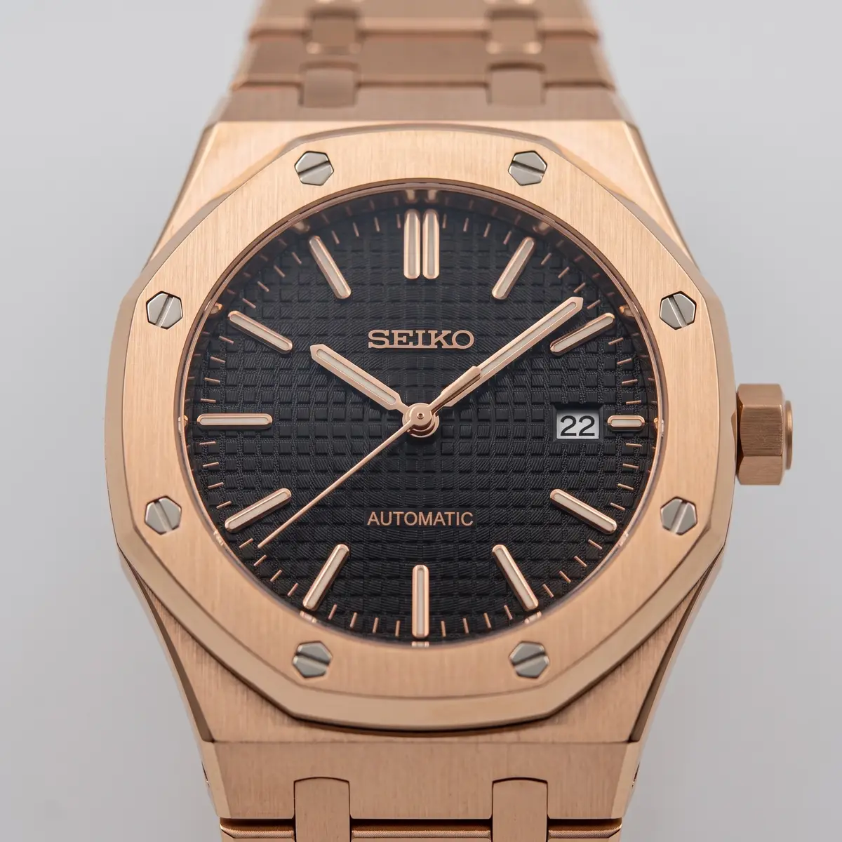 Seiko Mod Uhr OAK MOD | Roségold / Schwarz – Integriertes Armband – Zifferblatt Nahaufnahme – MedoMods
