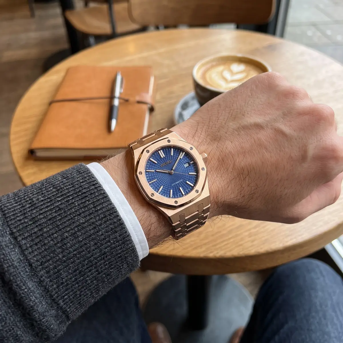 Seiko Mod Uhr OAK MOD | Roségold / Marineblau – Integriertes Armband – am Handgelenk – Wristshot – MedoMods