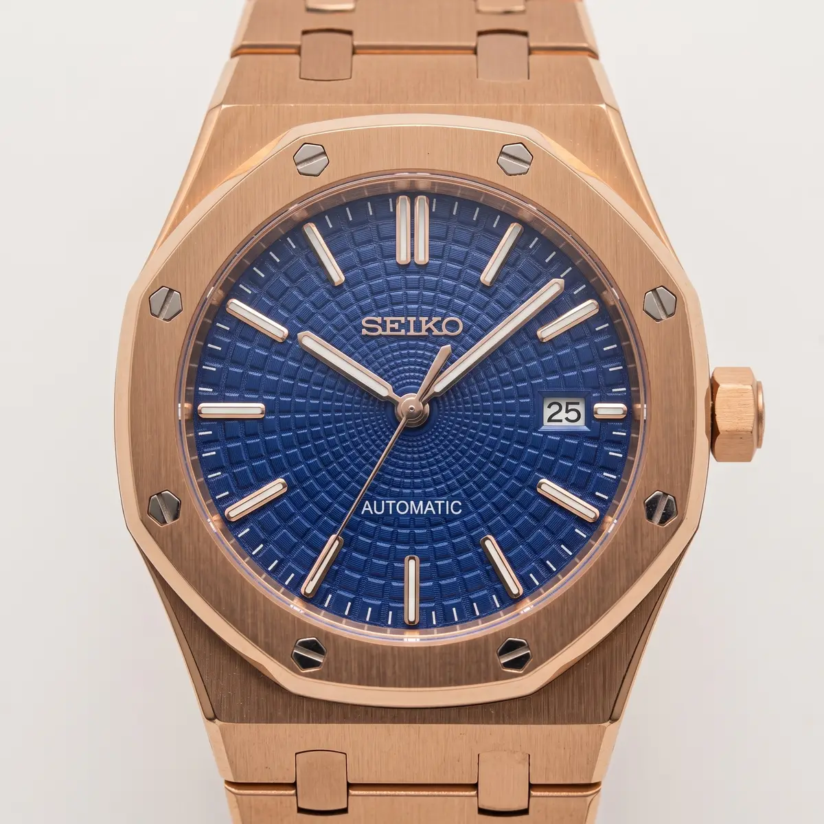 Seiko Mod Uhr OAK MOD | Roségold / Marineblau – Integriertes Armband – Zifferblatt Nahaufnahme – MedoMods