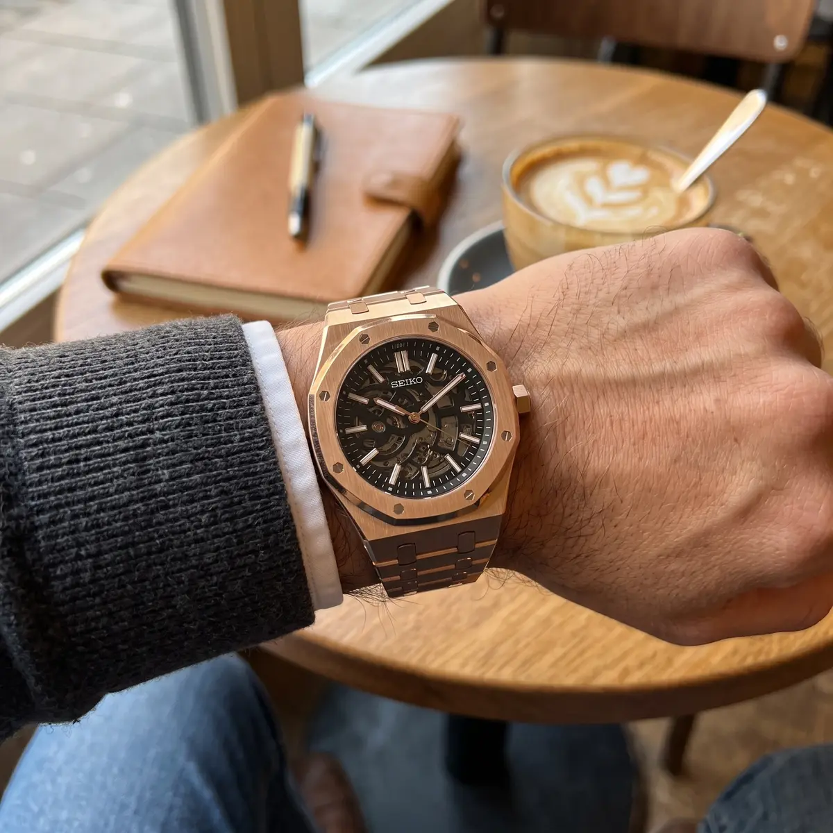 Seiko Mod Uhr OAK MOD | Roségold-Skelett – Integriertes Armband – am Handgelenk – Wristshot – MedoMods