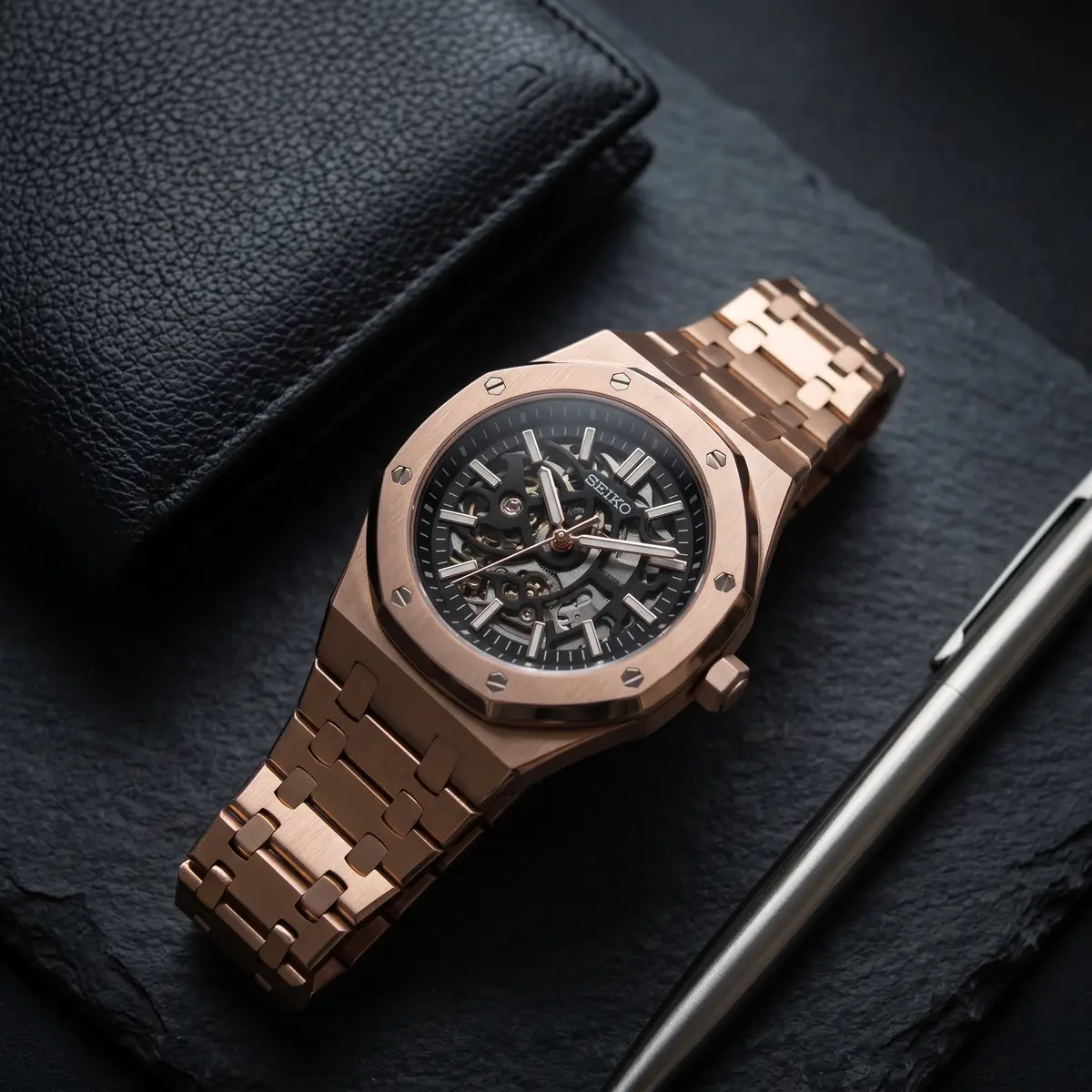 Seiko Mod Uhr OAK MOD | Roségold-Skelett – Integriertes Armband – Flatlay auf Schiefer – MedoMods
