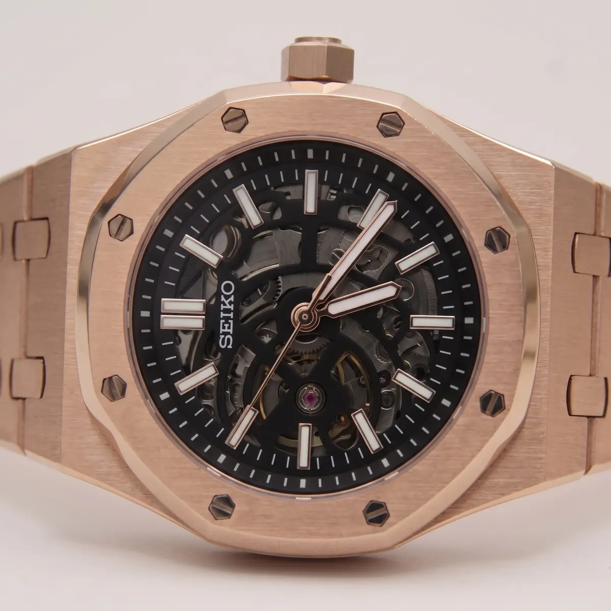 Seiko Mod Uhr OAK MOD | Roségold-Skelett – Integriertes Armband – Zifferblatt Nahaufnahme – MedoMods