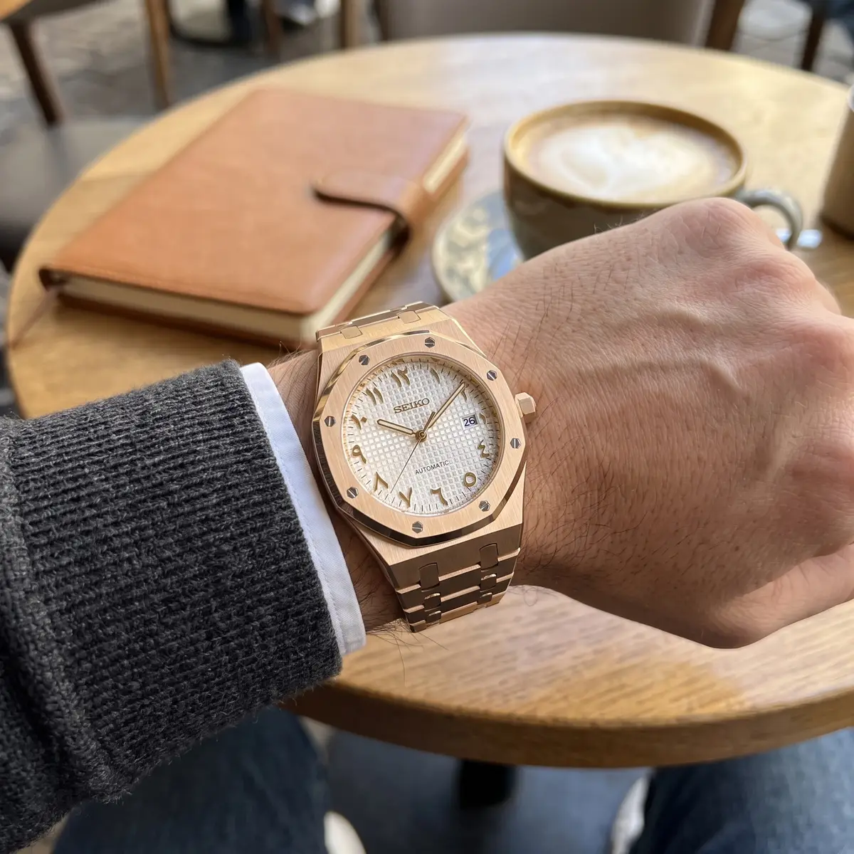 Seiko Mod Uhr EICHENHOLZ – ROSÉGOLD – WEIßE ARABISCHE ZIFFER – am Handgelenk – Wristshot – MedoMods