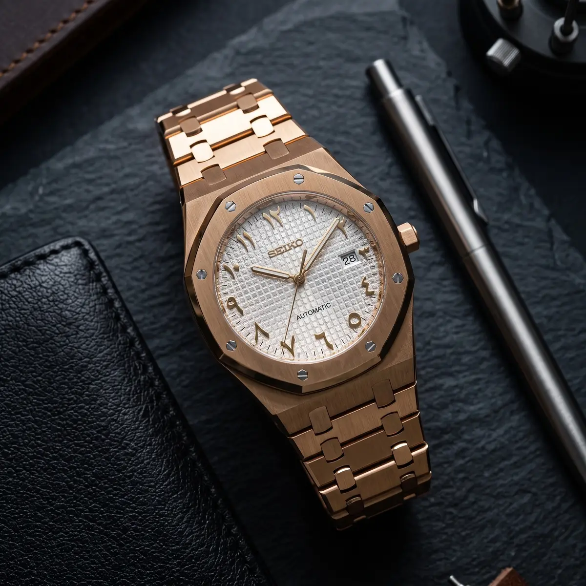 Seiko Mod Uhr EICHENHOLZ – ROSÉGOLD – WEIßE ARABISCHE ZIFFER – Flatlay auf Schiefer – MedoMods