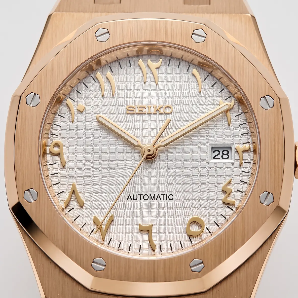 Seiko Mod Uhr EICHENHOLZ – ROSÉGOLD – WEIßE ARABISCHE ZIFFER – Zifferblatt Nahaufnahme – MedoMods