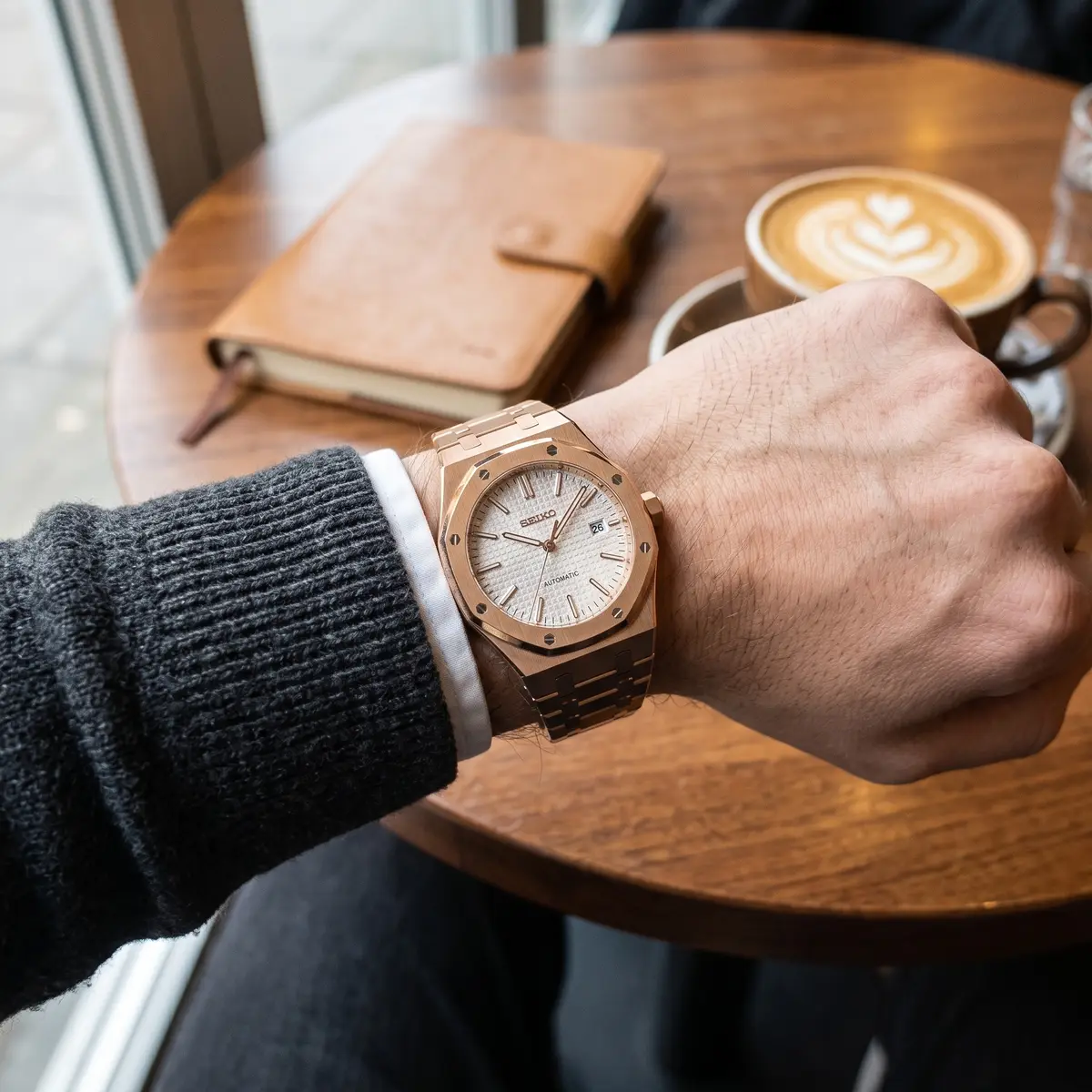 Seiko Mod Uhr OAK MOD | Roségold / Weiß – Integriertes Armband – am Handgelenk – Wristshot – MedoMods
