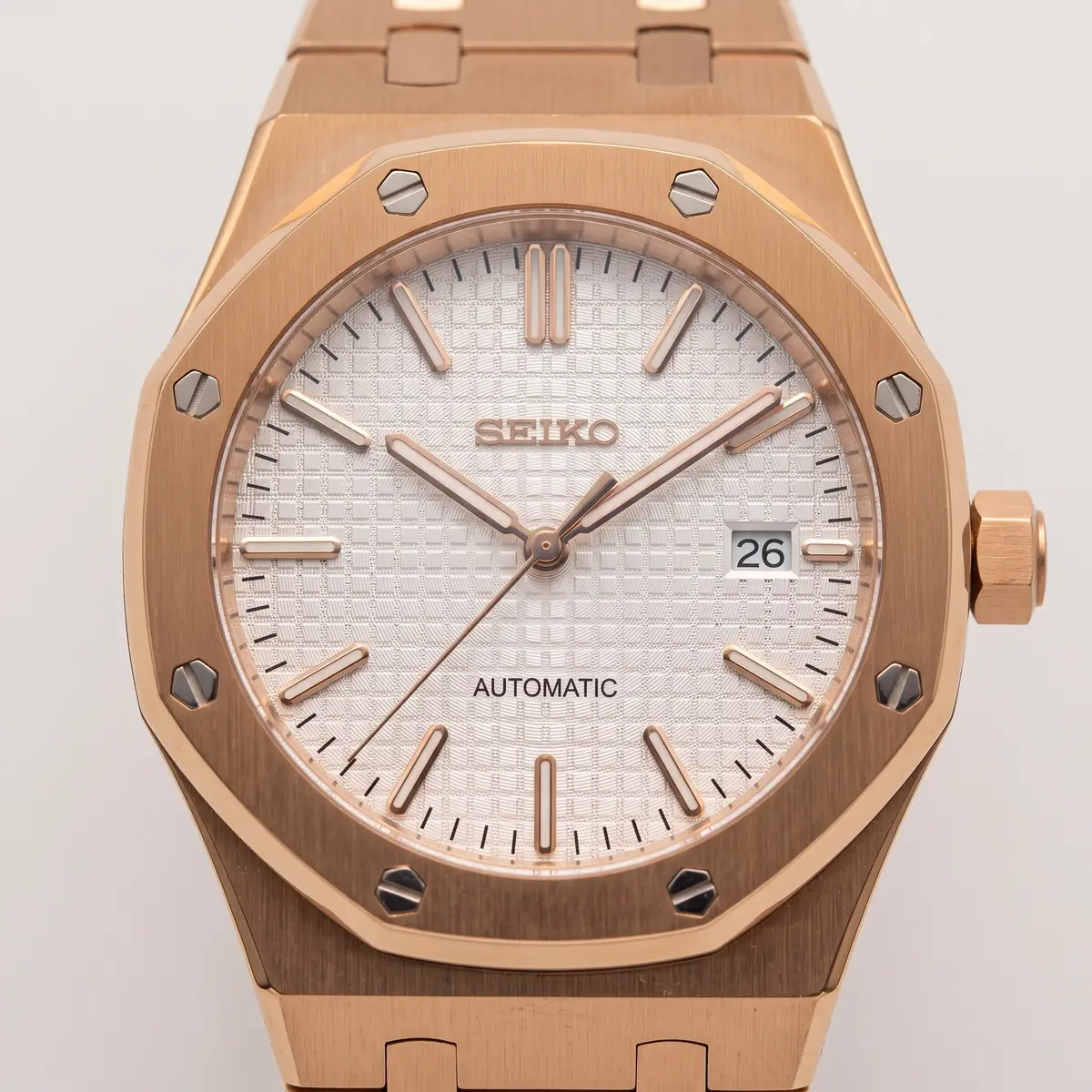 Seiko Mod Uhr OAK MOD | Roségold / Weiß – Integriertes Armband – Zifferblatt Nahaufnahme – MedoMods