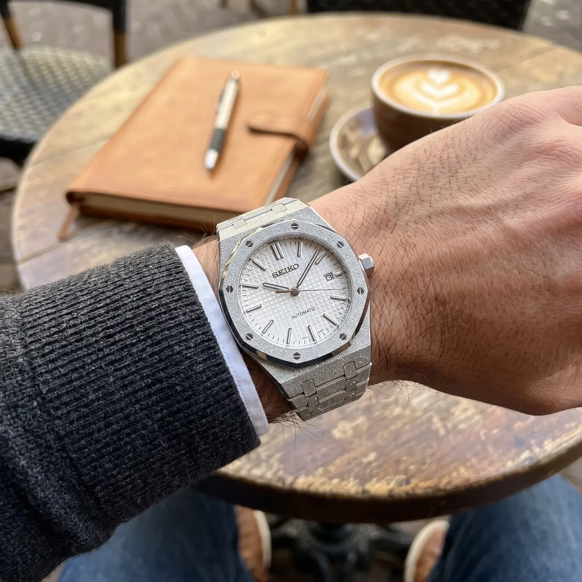Seiko Mod Uhr OAK MOD | Silbernes Zifferblatt – Eisblaue Lünette – am Handgelenk – Wristshot – MedoMods