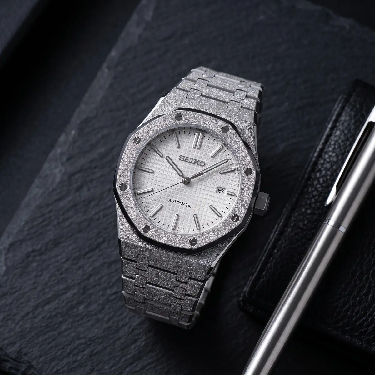 Seiko Mod Uhr OAK MOD | Silbernes Zifferblatt – Eisblaue Lünette – Flatlay auf Schiefer – MedoMods
