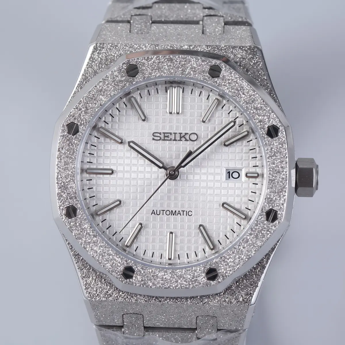 Seiko Mod Uhr OAK MOD | Silbernes Zifferblatt – Eisblaue Lünette – Zifferblatt Nahaufnahme – MedoMods