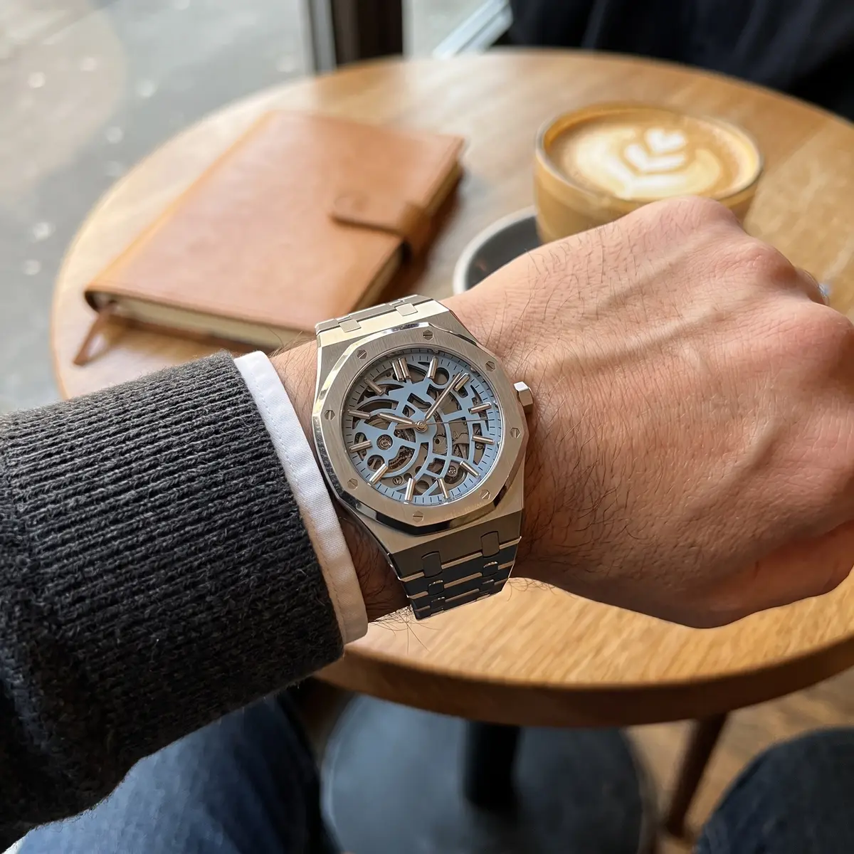 Seiko Mod Uhr OAK MOD – SKELETON BABYBLAU – am Handgelenk – Wristshot – MedoMods