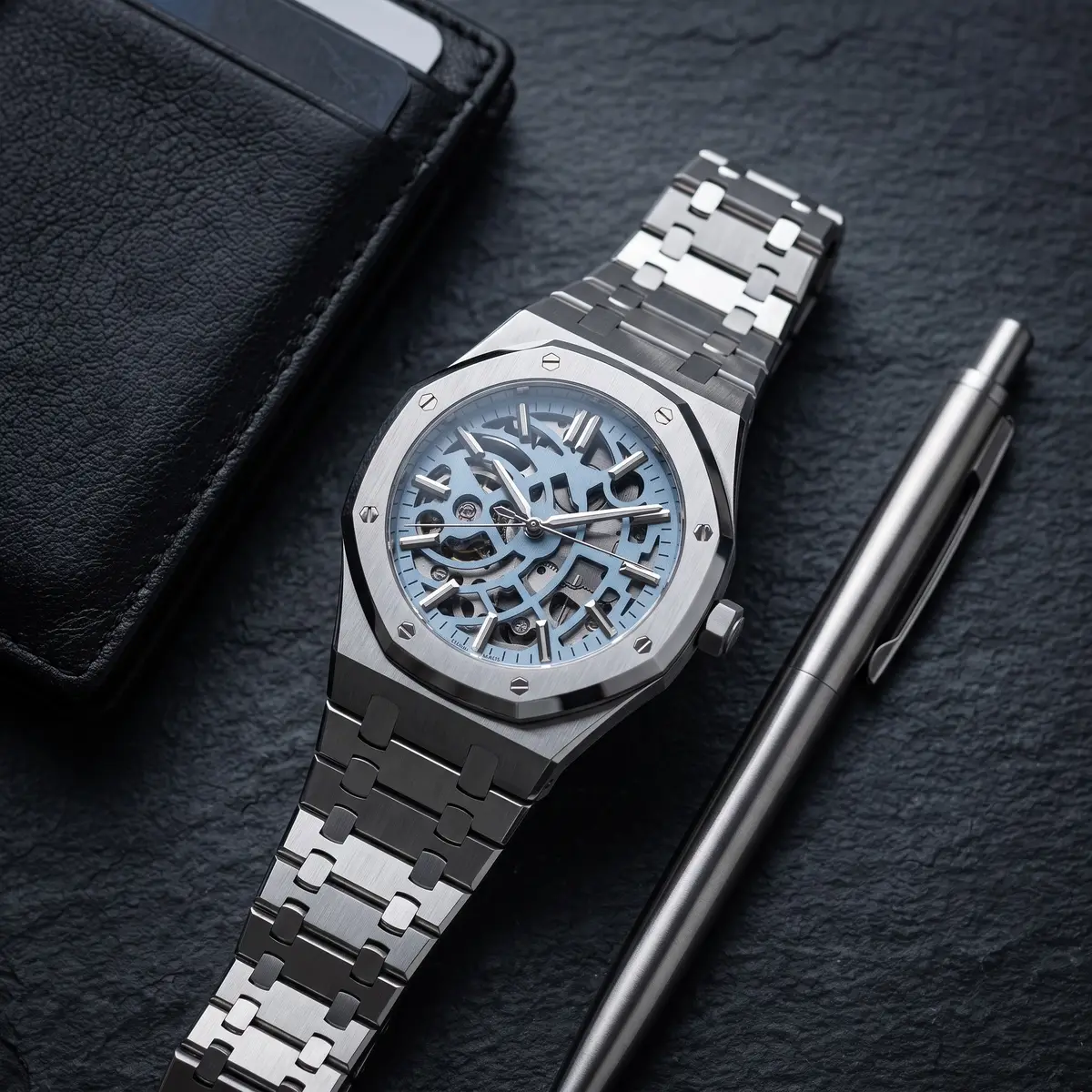 Seiko Mod Uhr OAK MOD – SKELETON BABYBLAU – Flatlay auf Schiefer – MedoMods