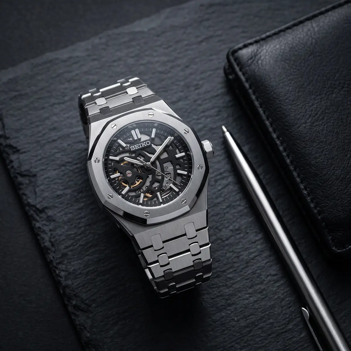 Seiko Mod Uhr OAK MOD – SKELETON – Flatlay auf Schiefer – MedoMods